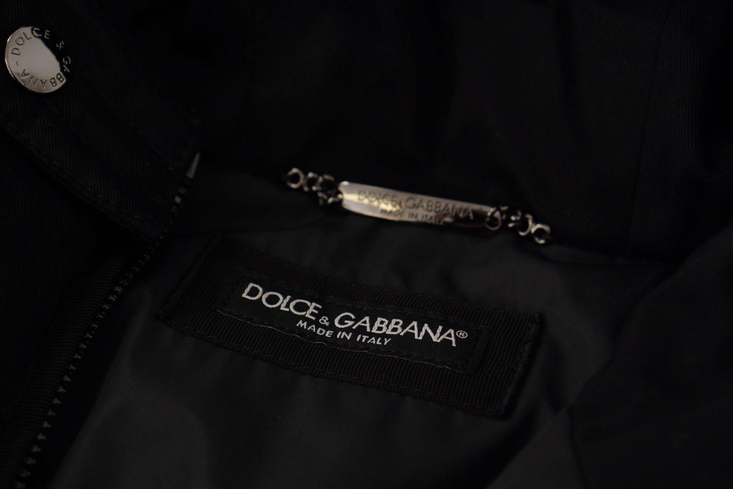 Elegante chaqueta de invierno tipo parka negra con capucha