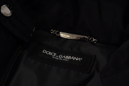 Elegante chaqueta de invierno tipo parka negra con capucha