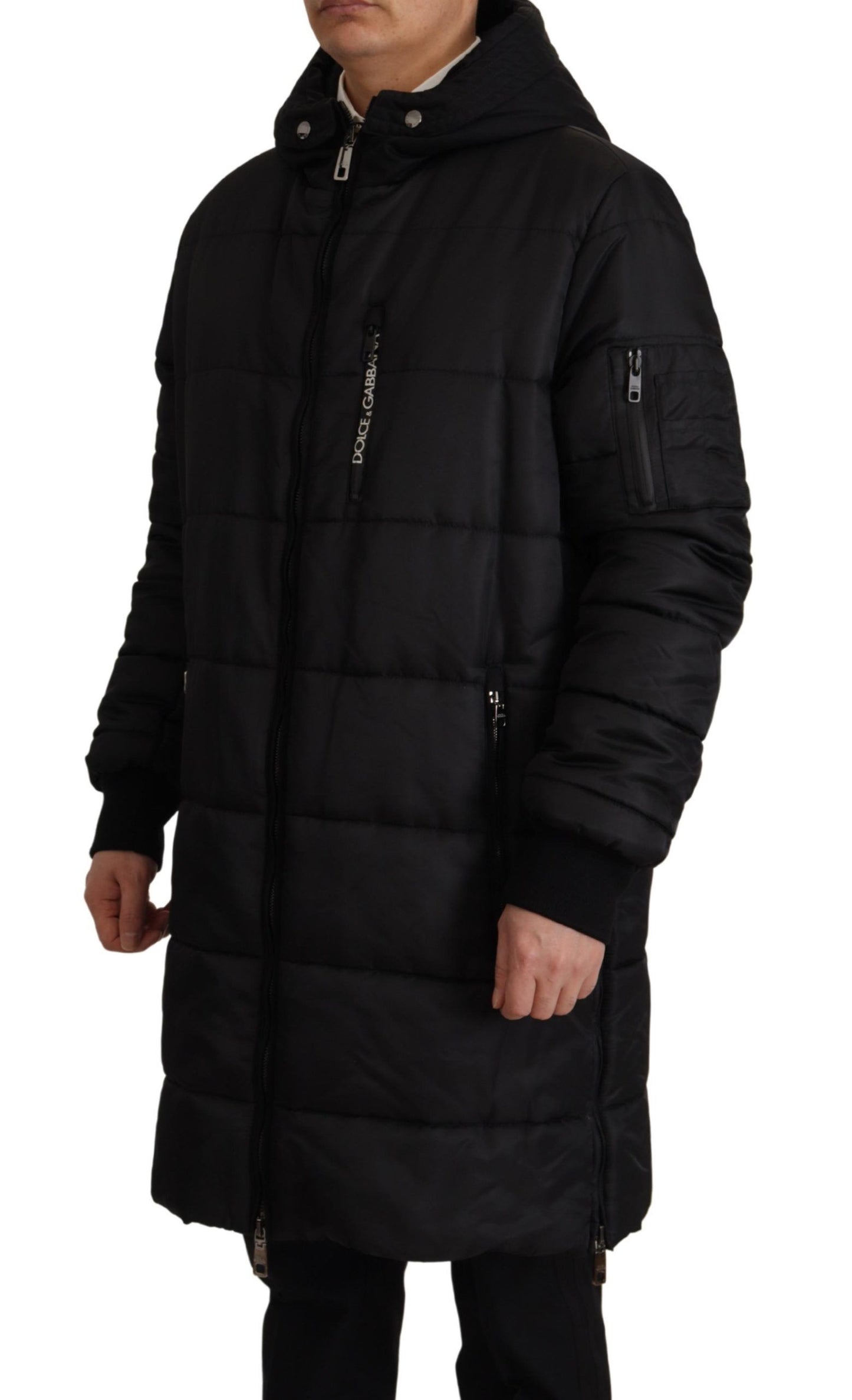 Elegante chaqueta de invierno tipo parka negra con capucha
