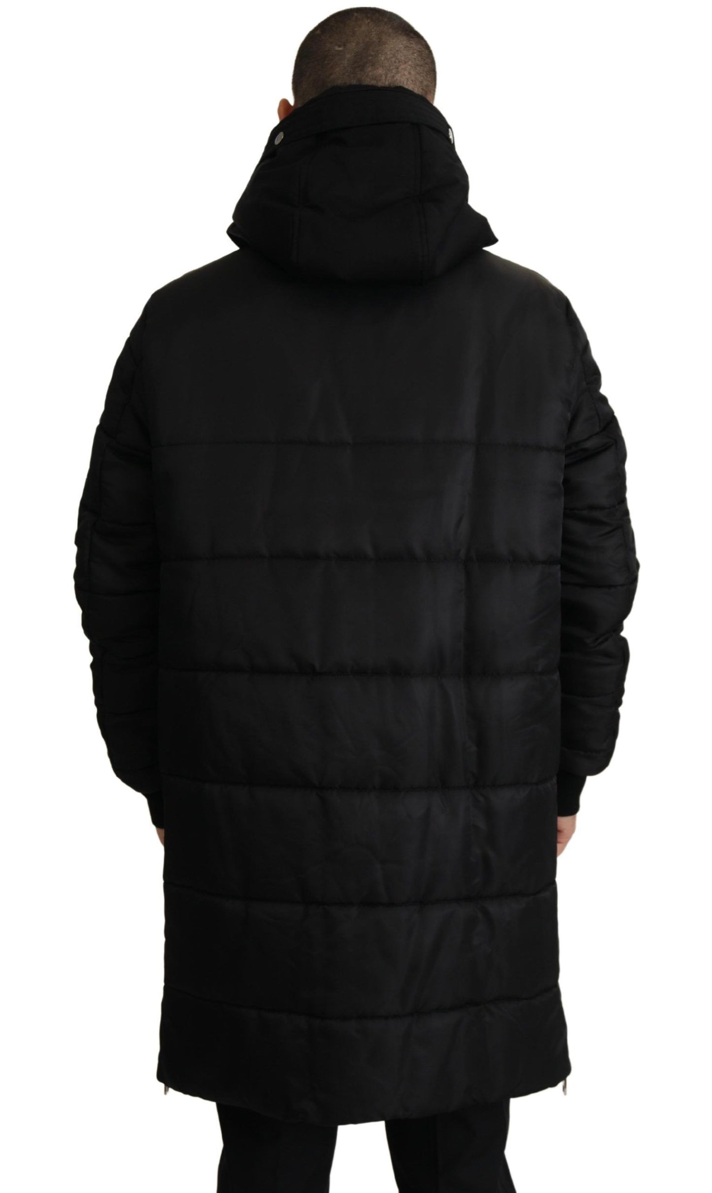 Elegante chaqueta de invierno tipo parka negra con capucha
