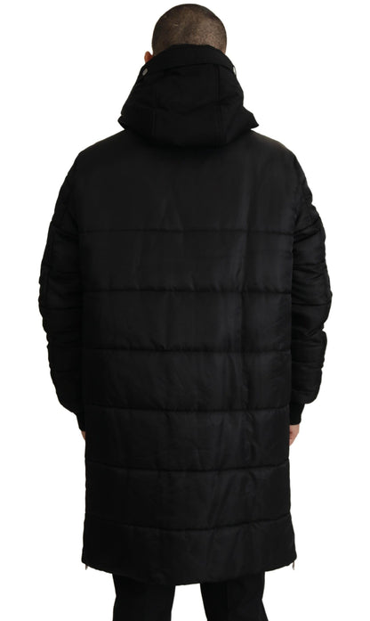 Elegante chaqueta de invierno tipo parka negra con capucha