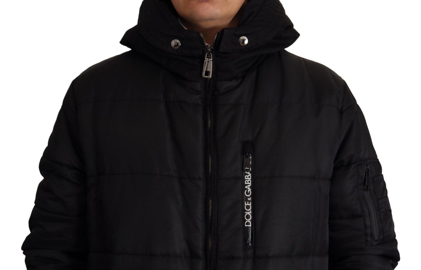 Elegante chaqueta de invierno tipo parka negra con capucha