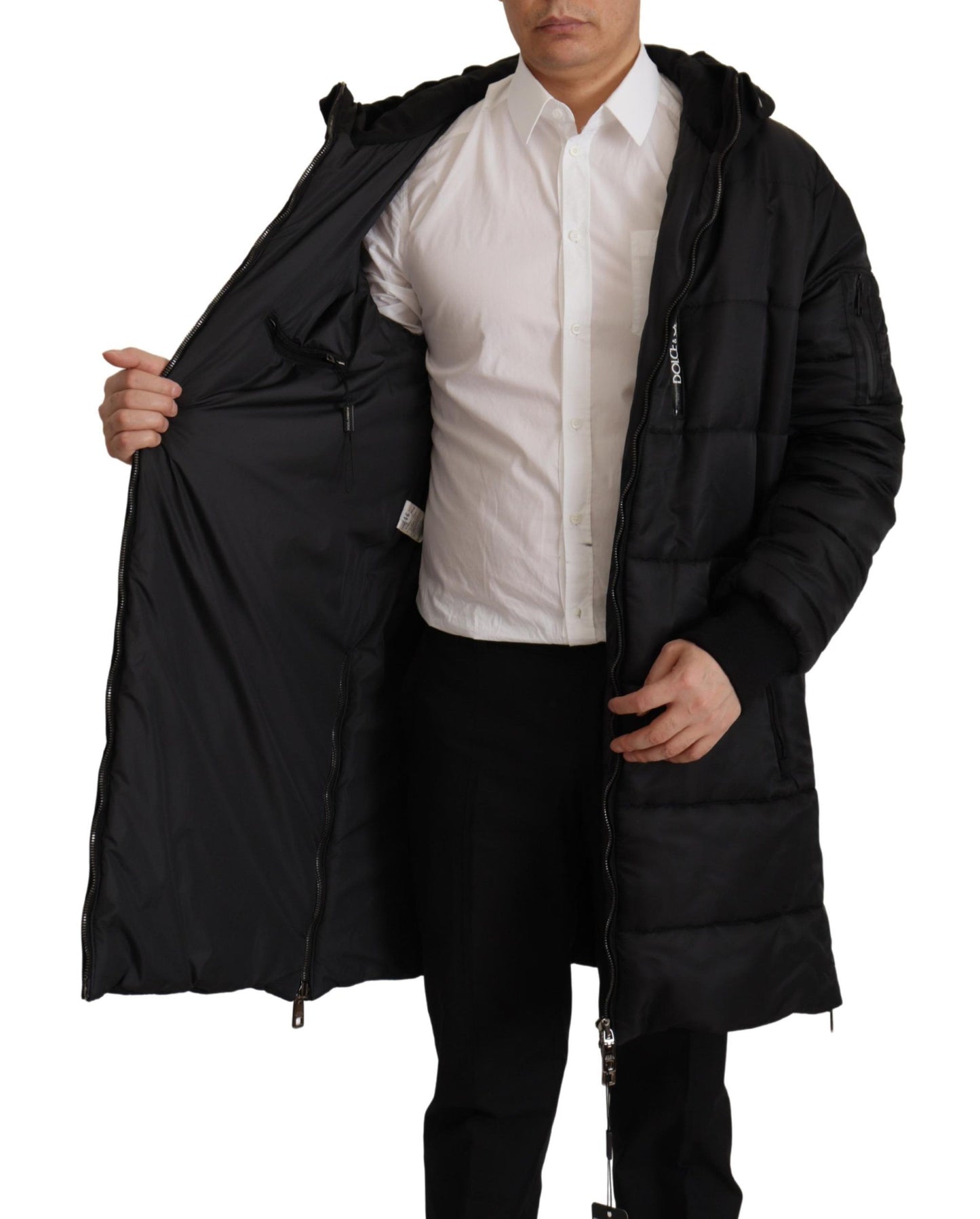 Elegante chaqueta de invierno tipo parka negra con capucha