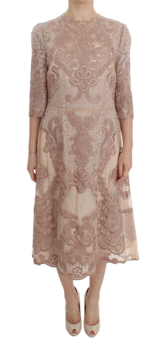 Elegante vestido recto con bordado de encaje rosa