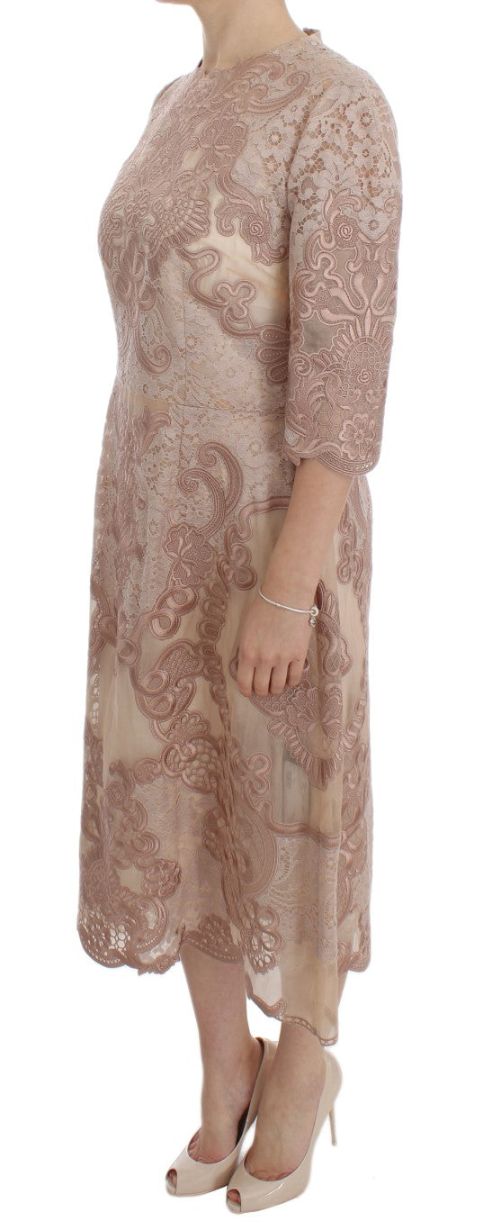 Elegante vestido recto con bordado de encaje rosa