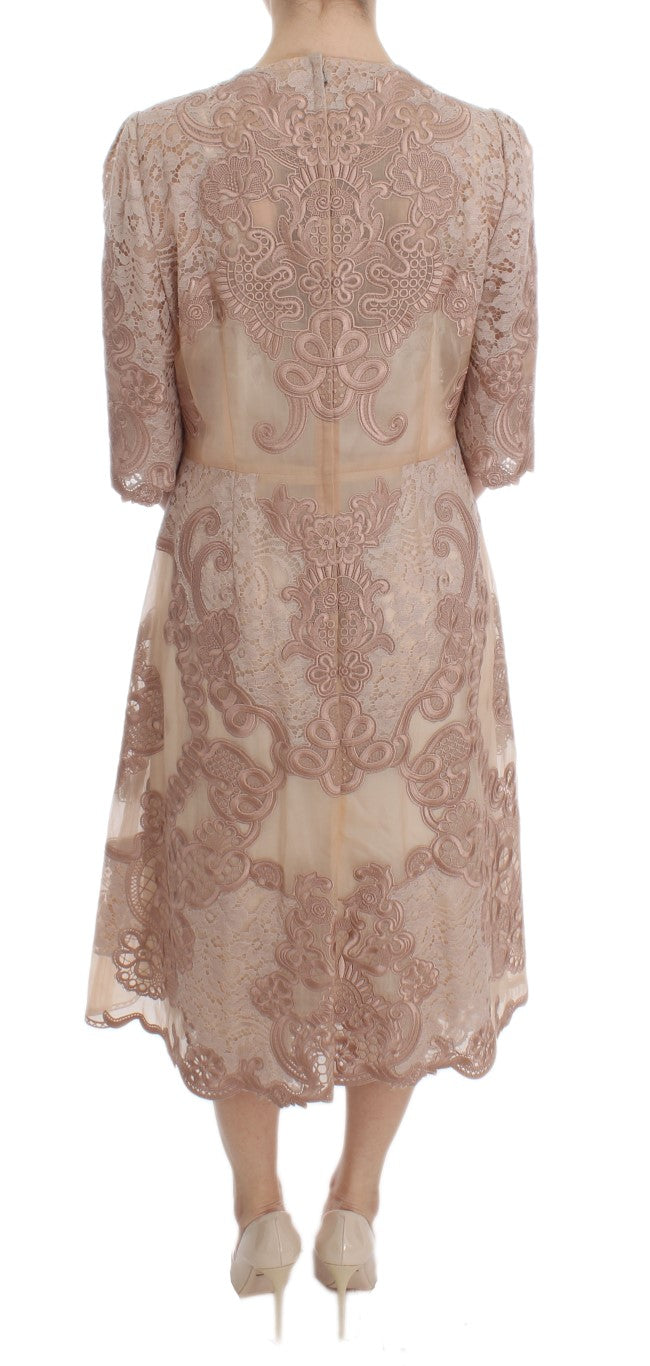 Elegante vestido recto con bordado de encaje rosa