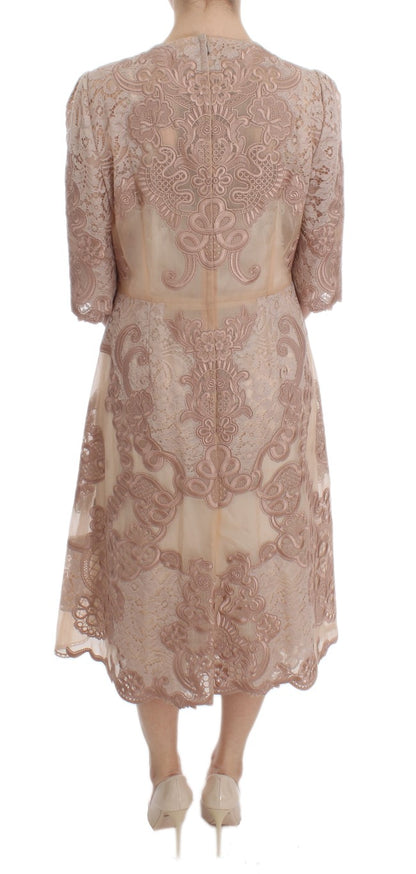 Elegante vestido recto con bordado de encaje rosa