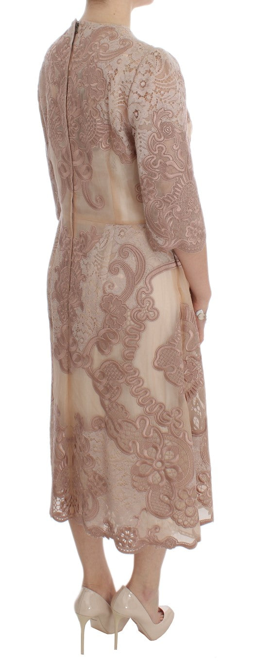 Elegante vestido recto con bordado de encaje rosa