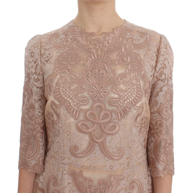 Elegante vestido recto con bordado de encaje rosa