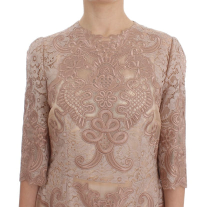 Elegante vestido recto con bordado de encaje rosa