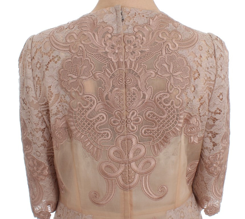 Elegante vestido recto con bordado de encaje rosa
