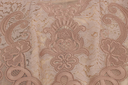 Elegante vestido recto con bordado de encaje rosa
