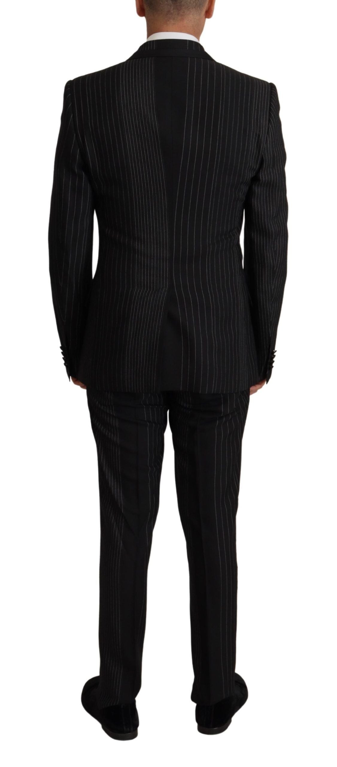 Elegante traje de dos piezas ajustado a rayas negras