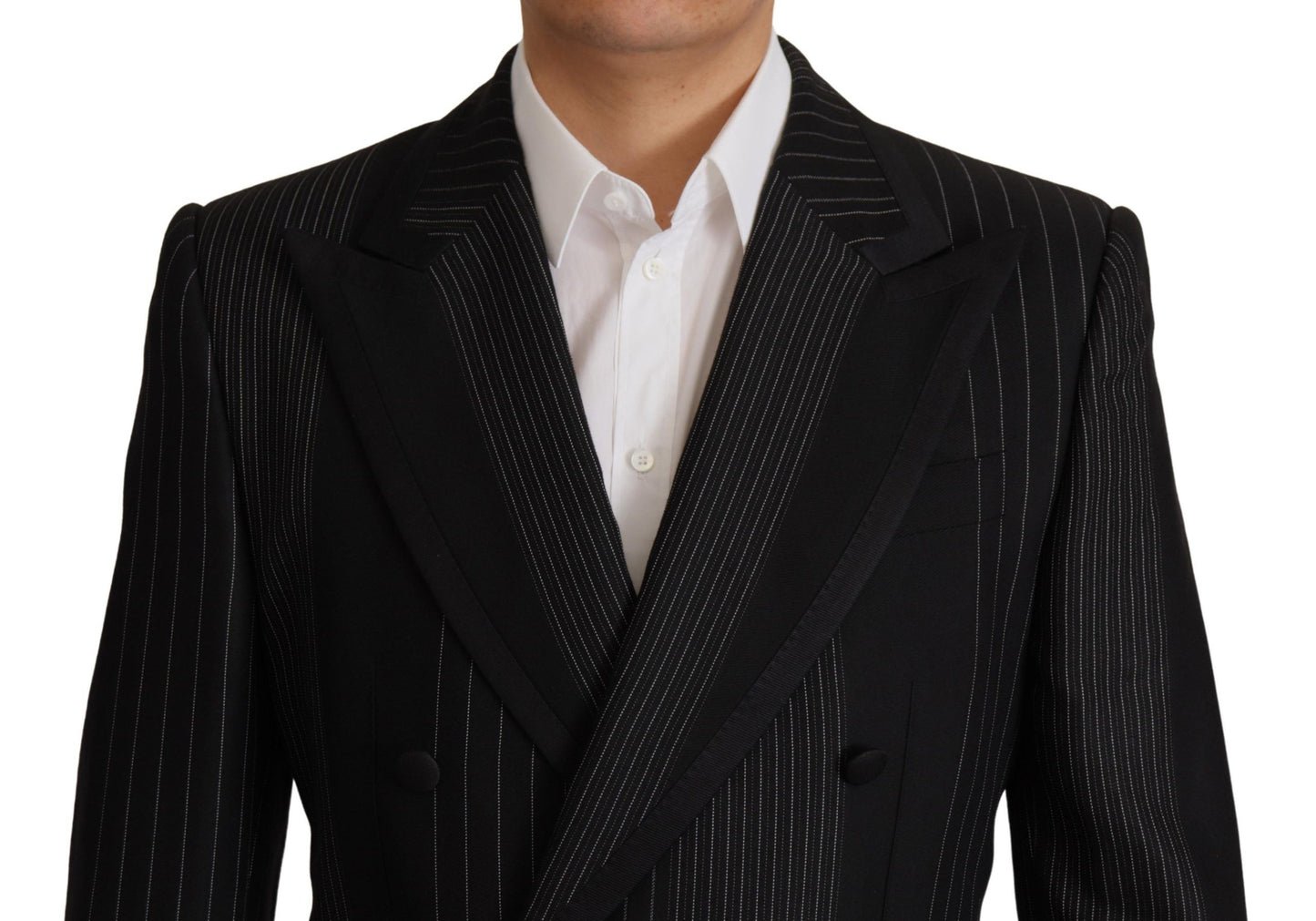Elegante traje de dos piezas ajustado a rayas negras