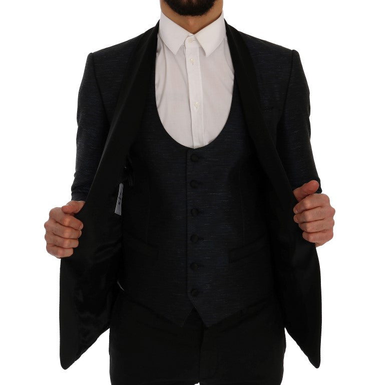Elegante conjunto de traje azul y negro de corte entallado