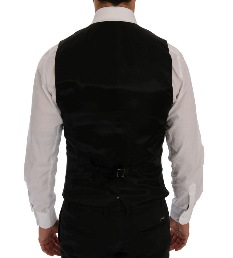 Elegante conjunto de traje azul y negro de corte entallado