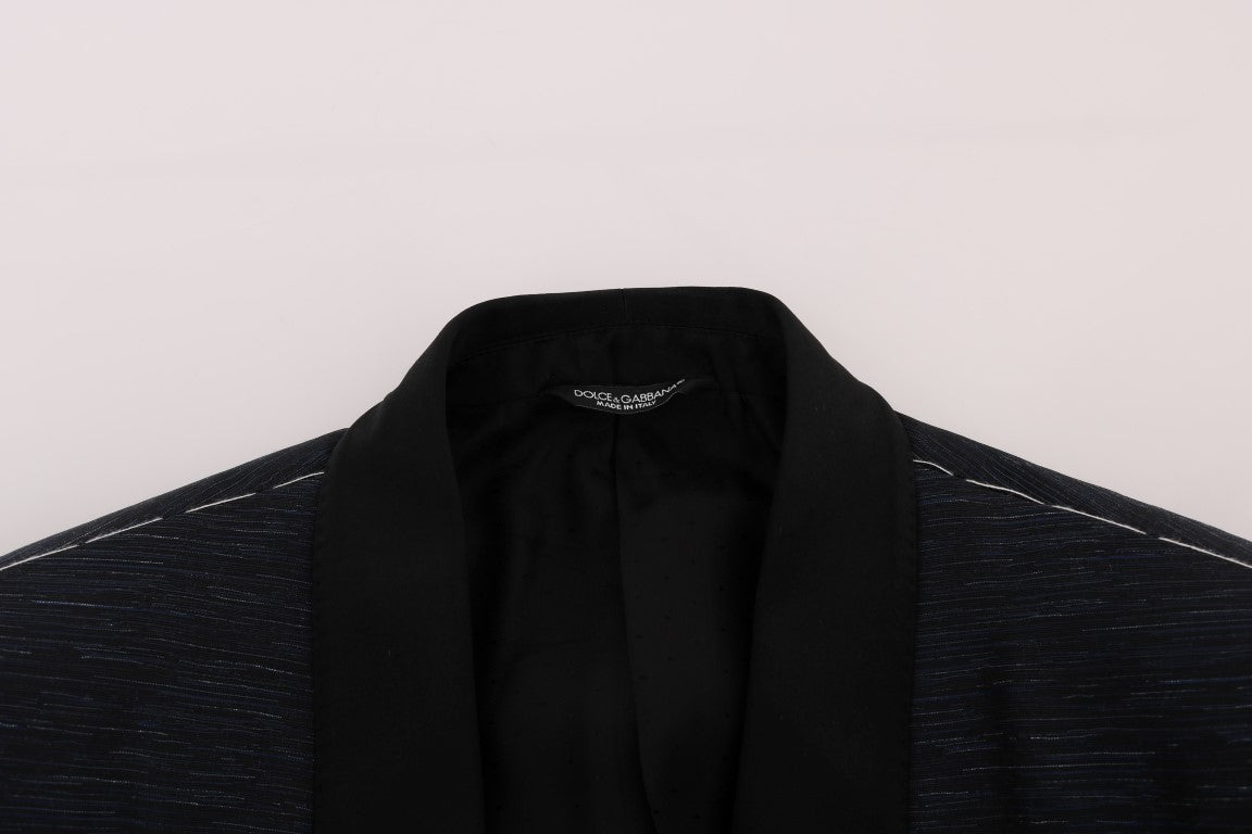 Elegante conjunto de traje azul y negro de corte entallado