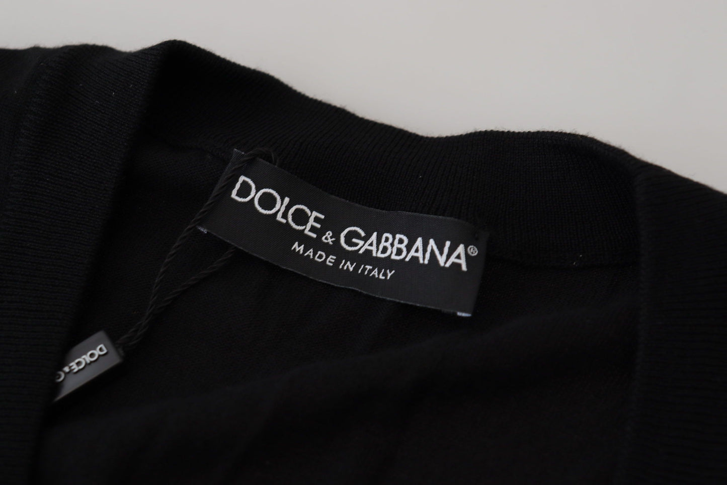 Elegante cárdigan negro de lana con botones