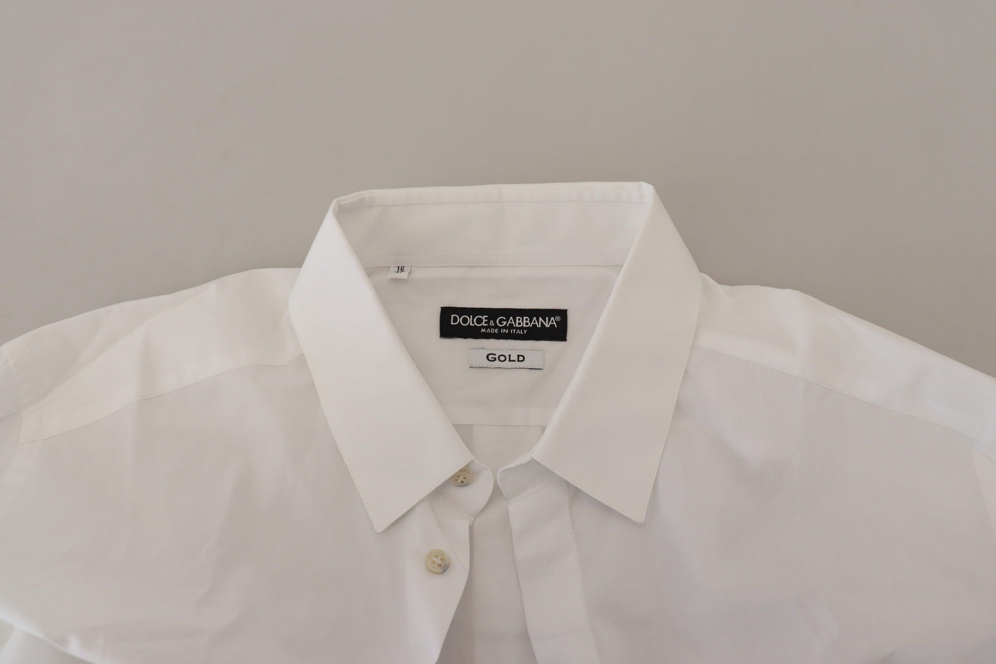 Camisa elegante de vestir con plumas de pavo real blancas