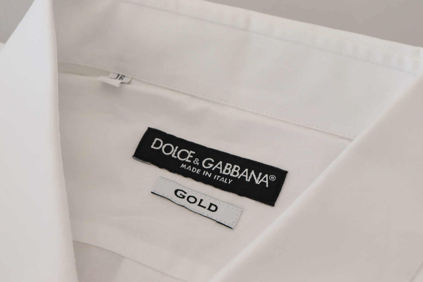 Camisa elegante de vestir con plumas de pavo real blancas