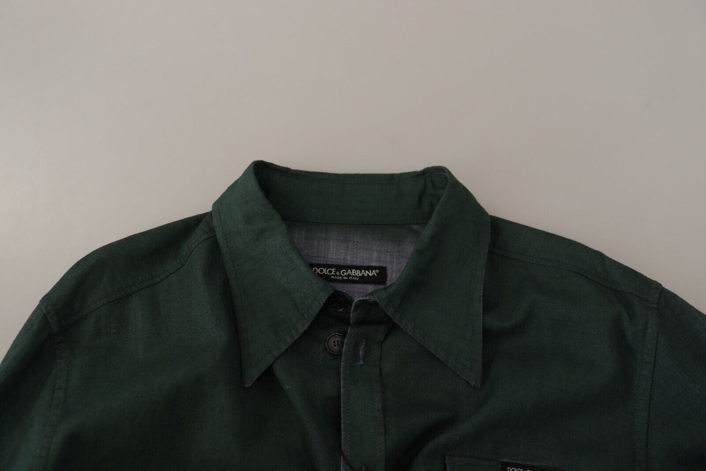 Camisa informal de corte entallado con elegancia esmeralda