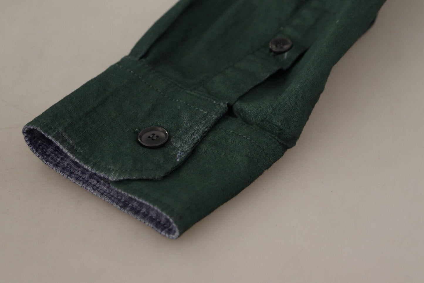 Camisa informal de corte entallado con elegancia esmeralda