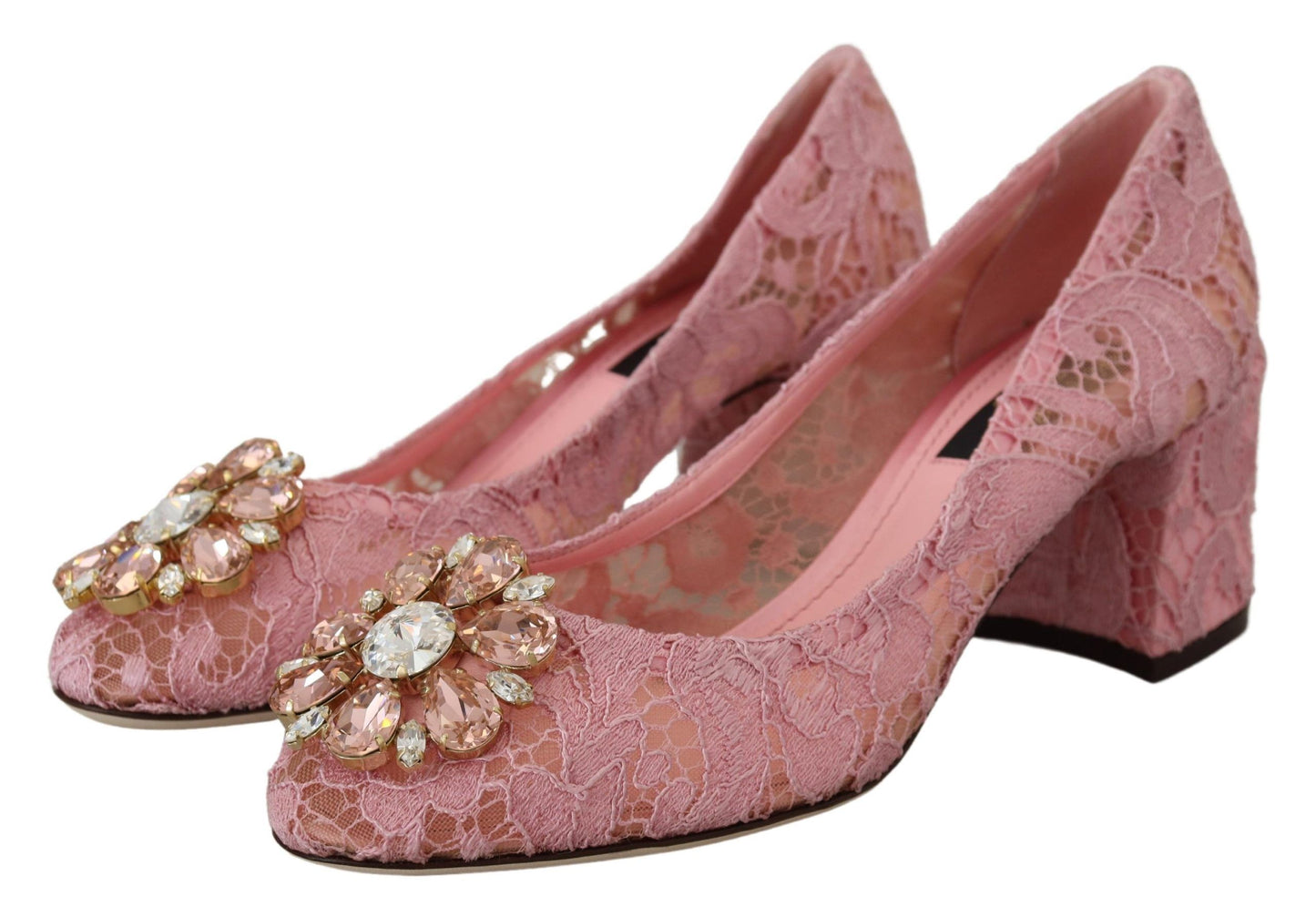 Zapatos de tacón con encaje rosa pastel y adornos de cristales