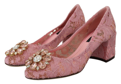Zapatos de tacón con encaje rosa pastel y adornos de cristales