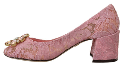 Zapatos de tacón con encaje rosa pastel y adornos de cristales