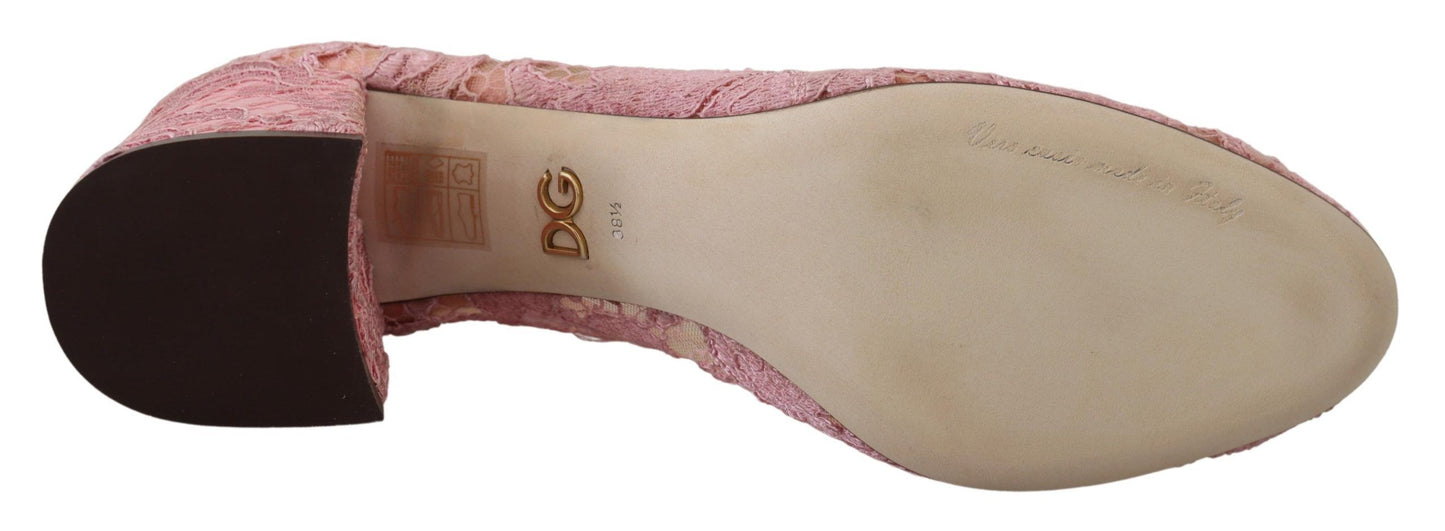 Zapatos de tacón con encaje rosa pastel y adornos de cristales