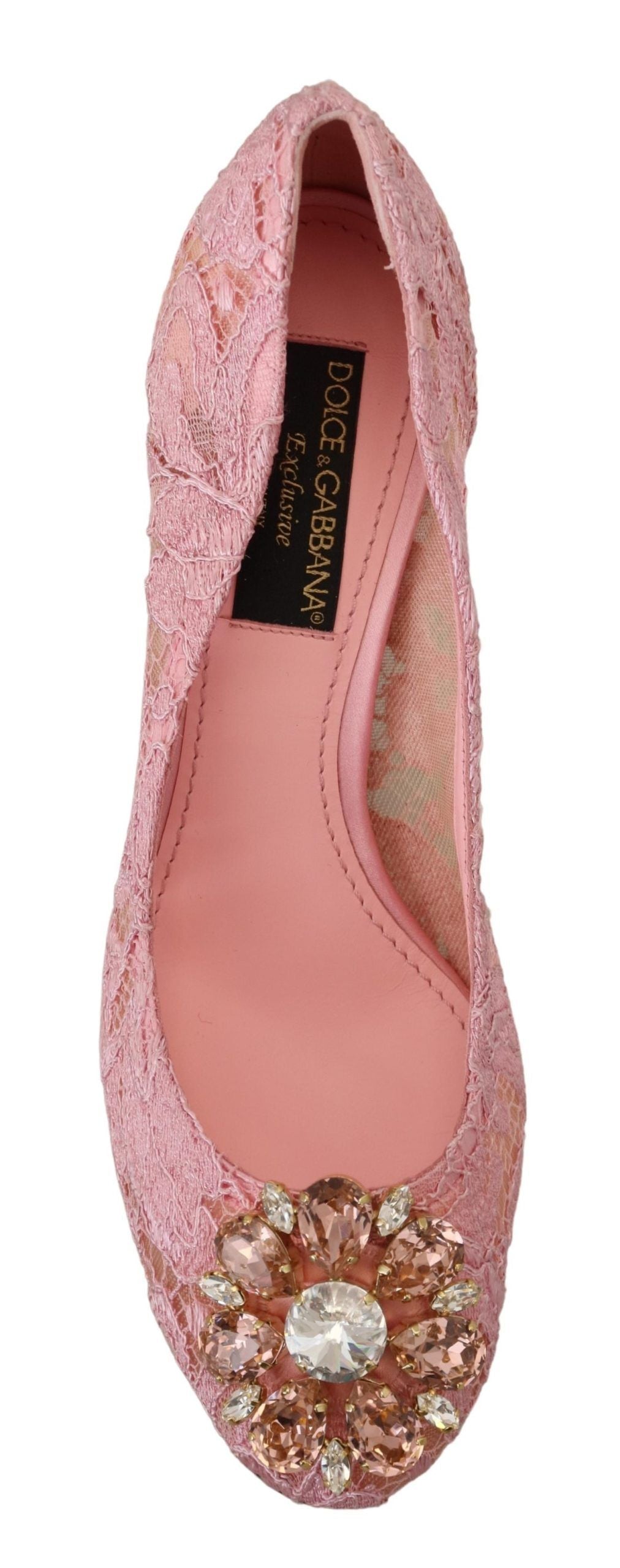 Zapatos de tacón con encaje rosa pastel y adornos de cristales