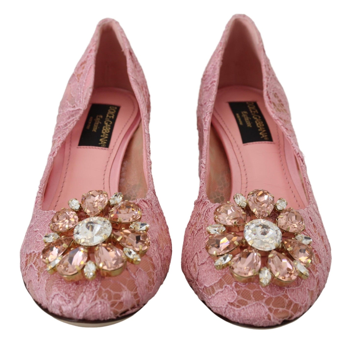 Zapatos de tacón con encaje rosa pastel y adornos de cristales
