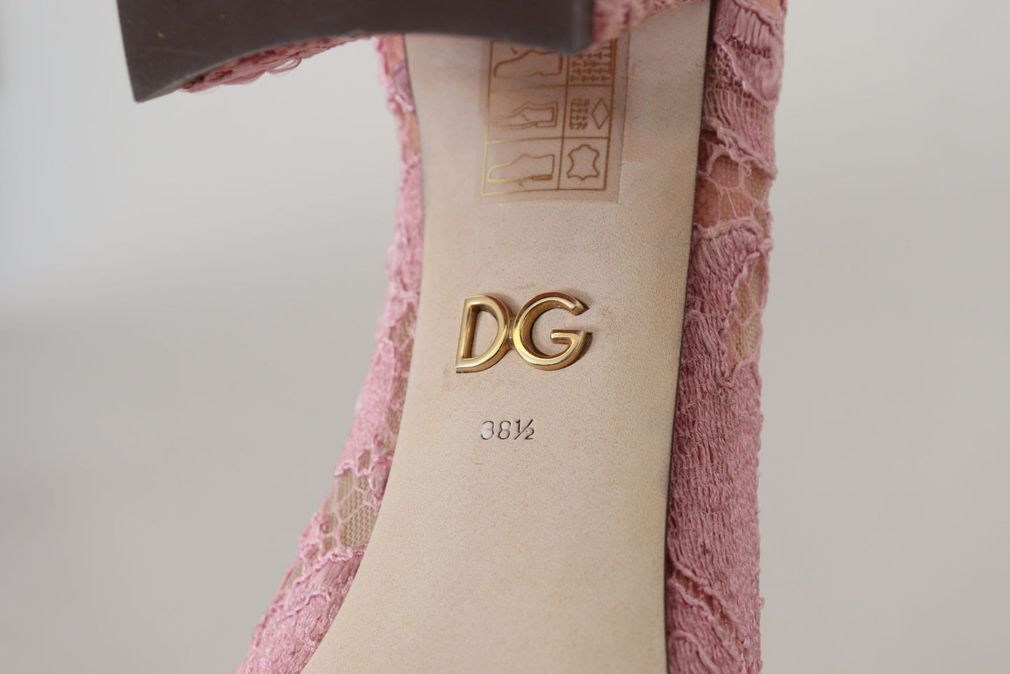 Zapatos de tacón con encaje rosa pastel y adornos de cristales