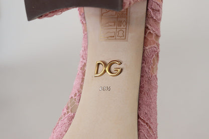 Zapatos de tacón con encaje rosa pastel y adornos de cristales