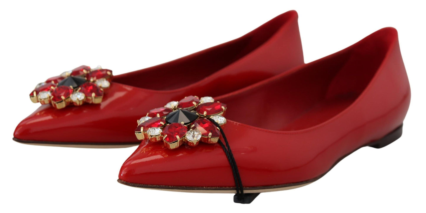 Mocasines de ante rojo con cristales: elegancia exquisita
