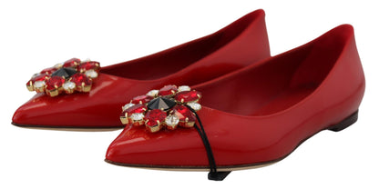Mocasines de ante rojo con cristales: elegancia exquisita