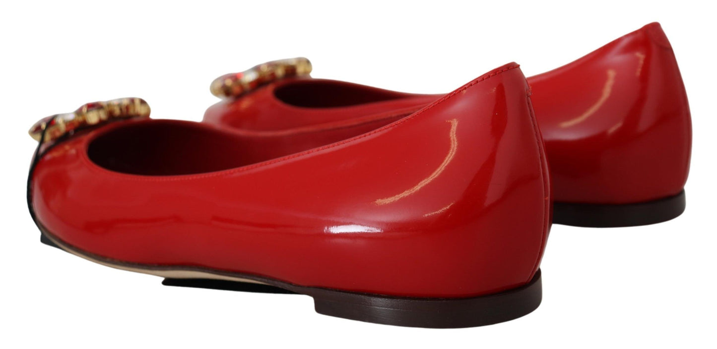 Mocasines de ante rojo con cristales: elegancia exquisita