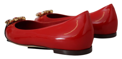 Mocasines de ante rojo con cristales: elegancia exquisita