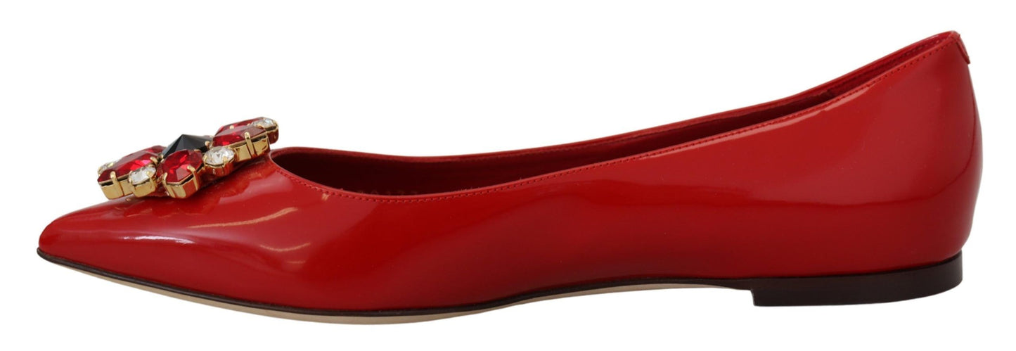 Mocasines de ante rojo con cristales: elegancia exquisita