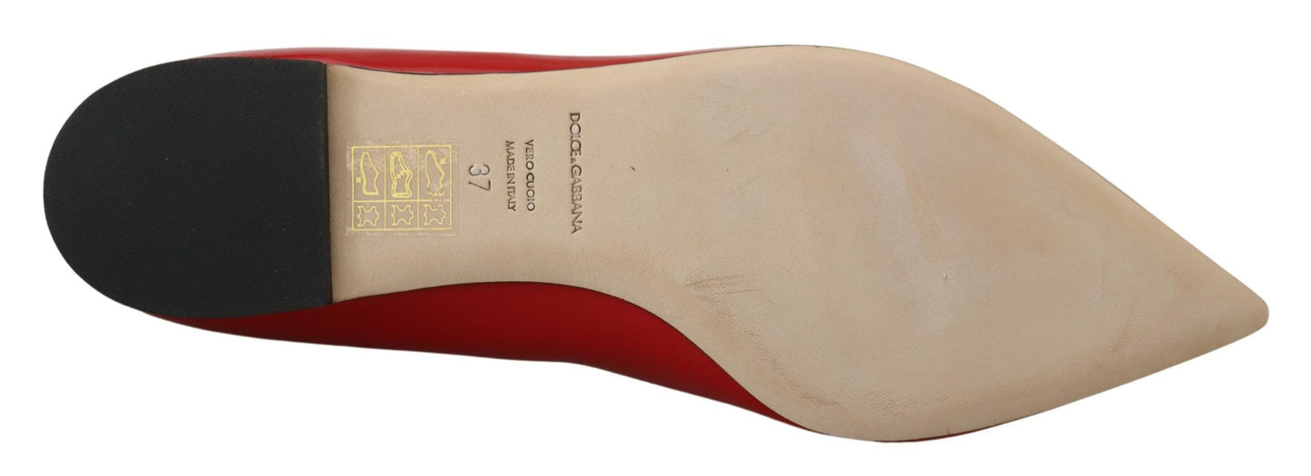 Mocasines de ante rojo con cristales: elegancia exquisita