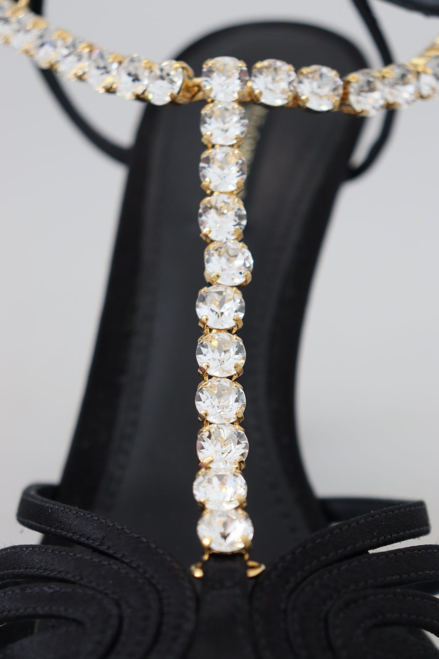 Elegantes tacones con tiras en T y cristales en mezcla de seda