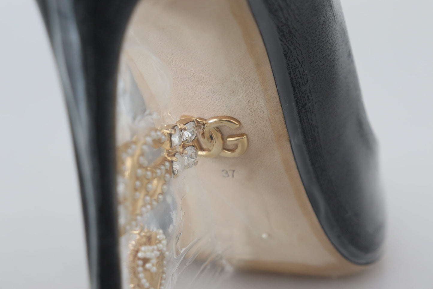 Elegantes tacones con detalles dorados y negros