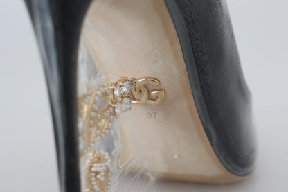 Elegantes tacones con detalles dorados y negros