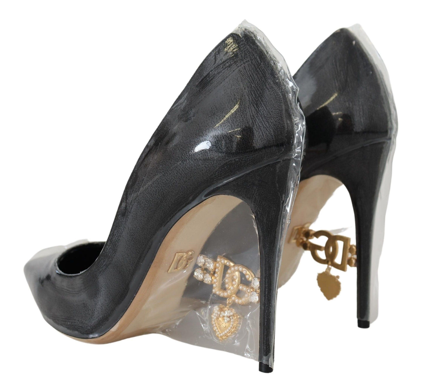 Elegantes tacones con detalles dorados y negros