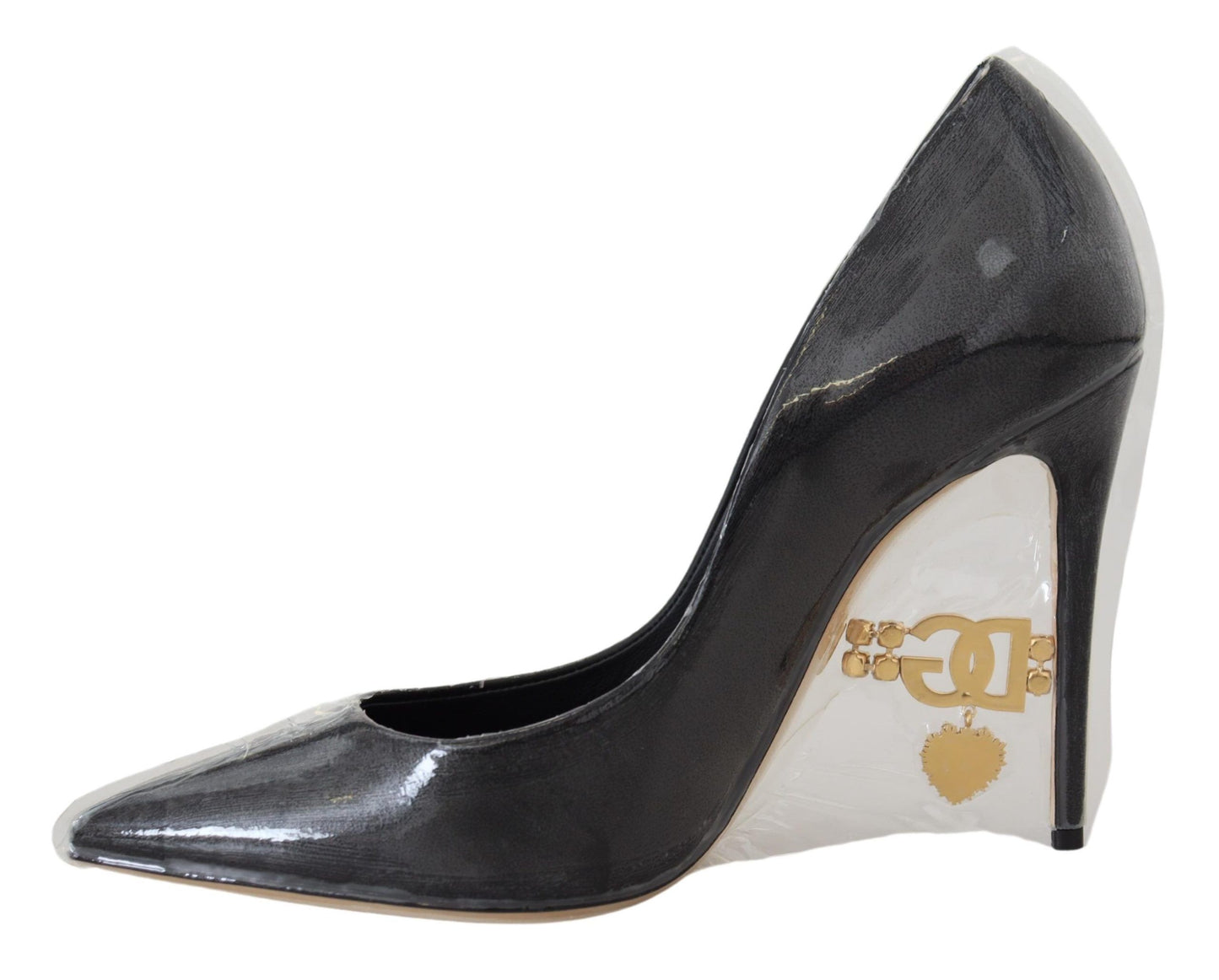 Elegantes tacones con detalles dorados y negros