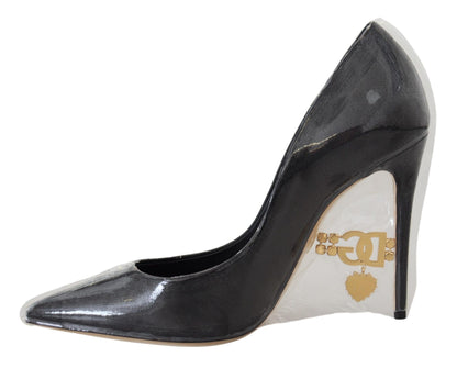 Elegantes tacones con detalles dorados y negros