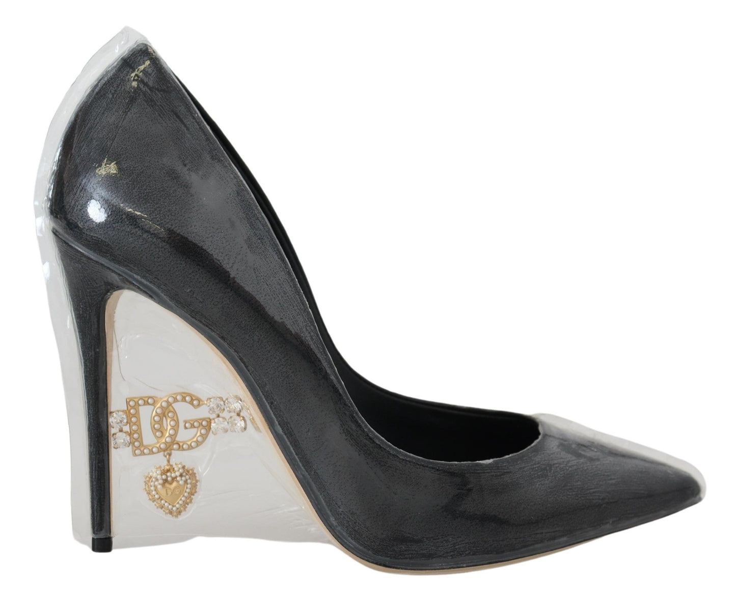 Elegantes tacones con detalles dorados y negros