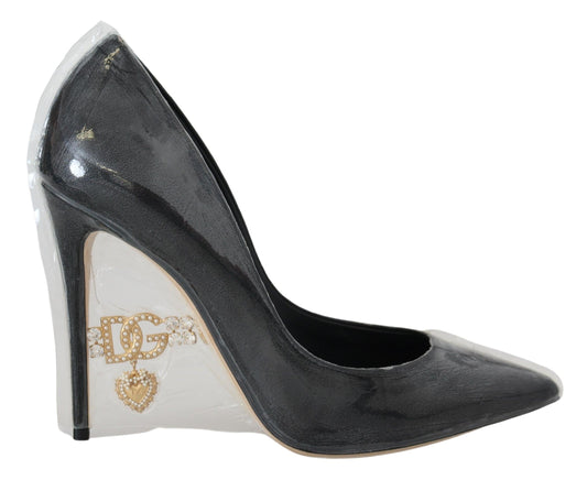 Elegantes tacones con detalles dorados y negros