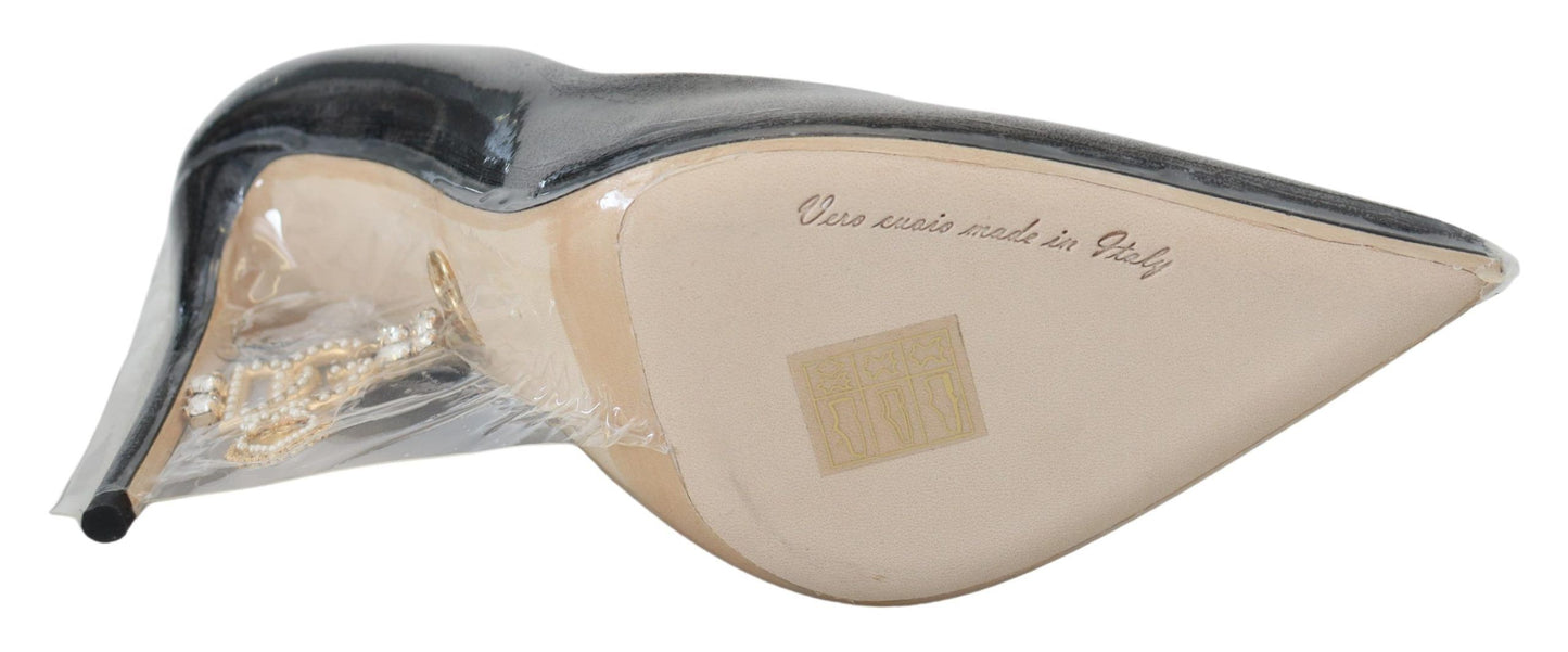 Elegantes tacones con detalles dorados y negros