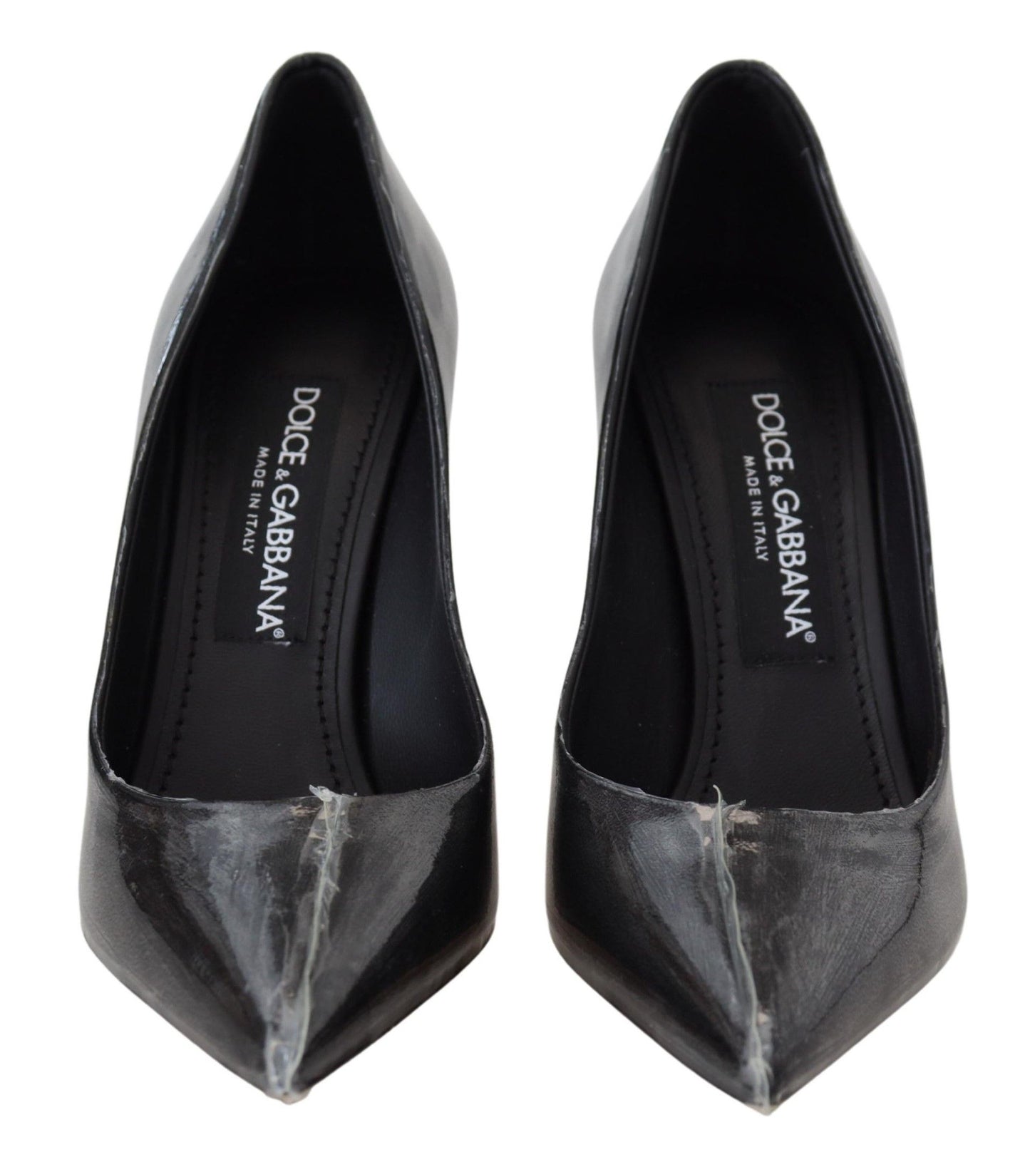 Elegantes tacones con detalles dorados y negros